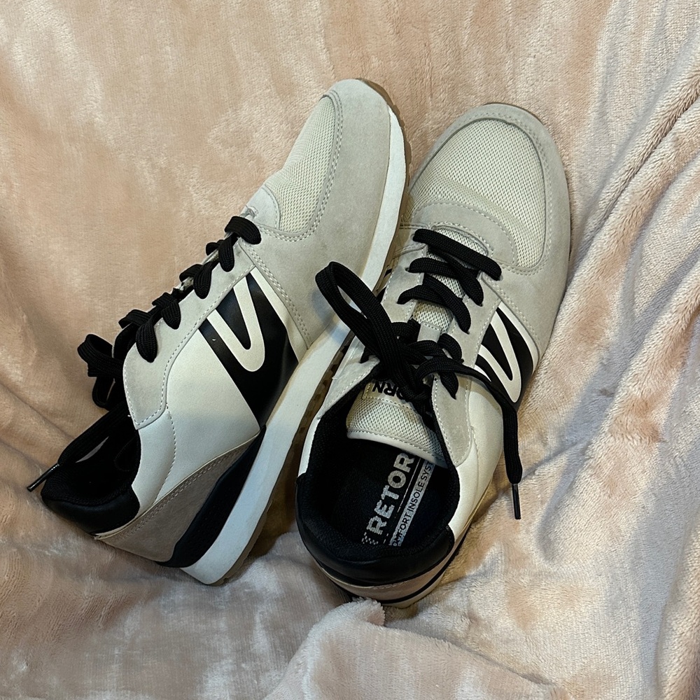Reebok Cream and Black Athletic Shoes 10Med